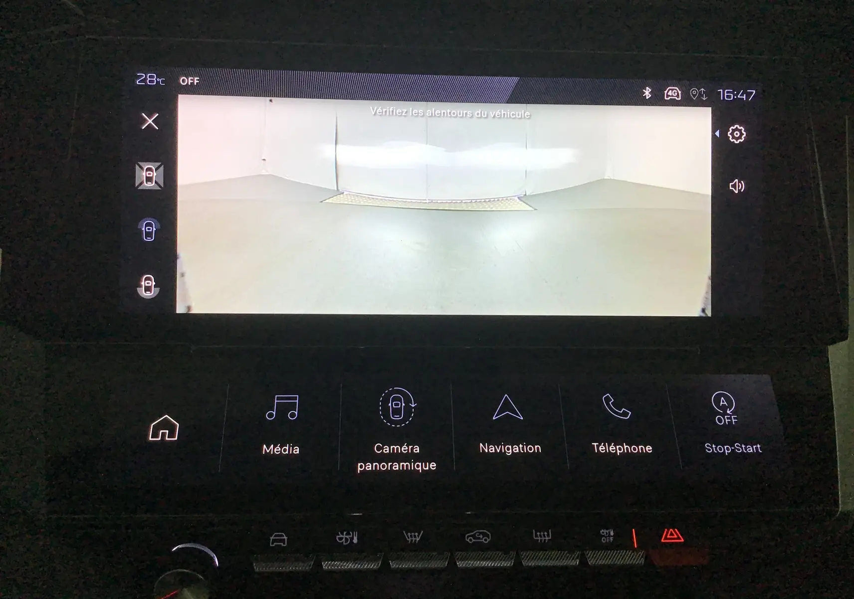 Écran tactile intérieur de la Peugeot 308 2025 montrant la caméra 360 avec interface multimédia et climatisation.