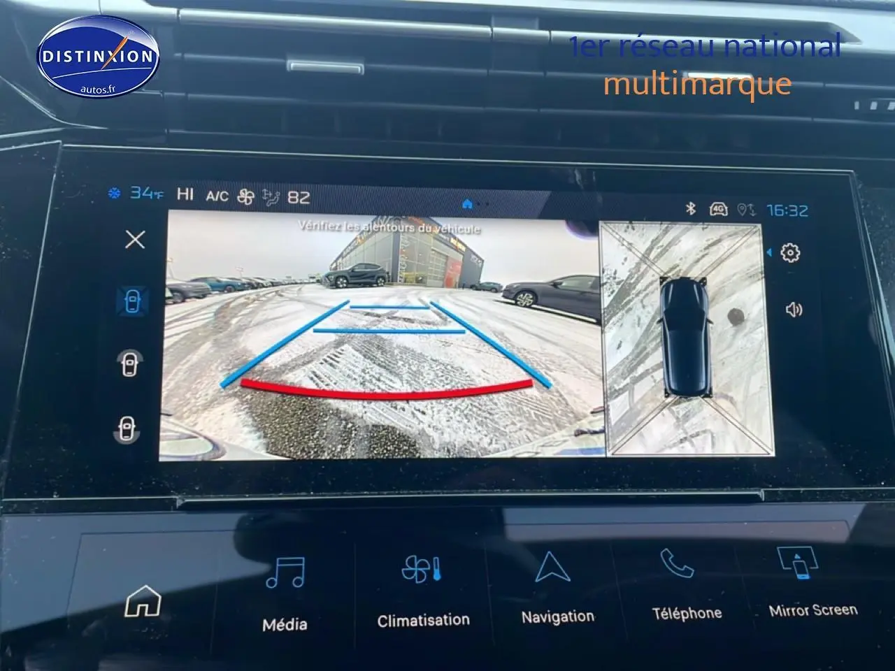 Écran tactile de la caméra de recul et vue 360° du tableau de bord du Peugeot 308 gris sélénite.