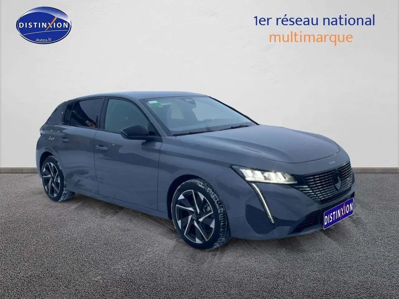 Peugeot 308 gris sellenium vue 3/4 avant droit avec phares LED et jantes alliage distinctives.