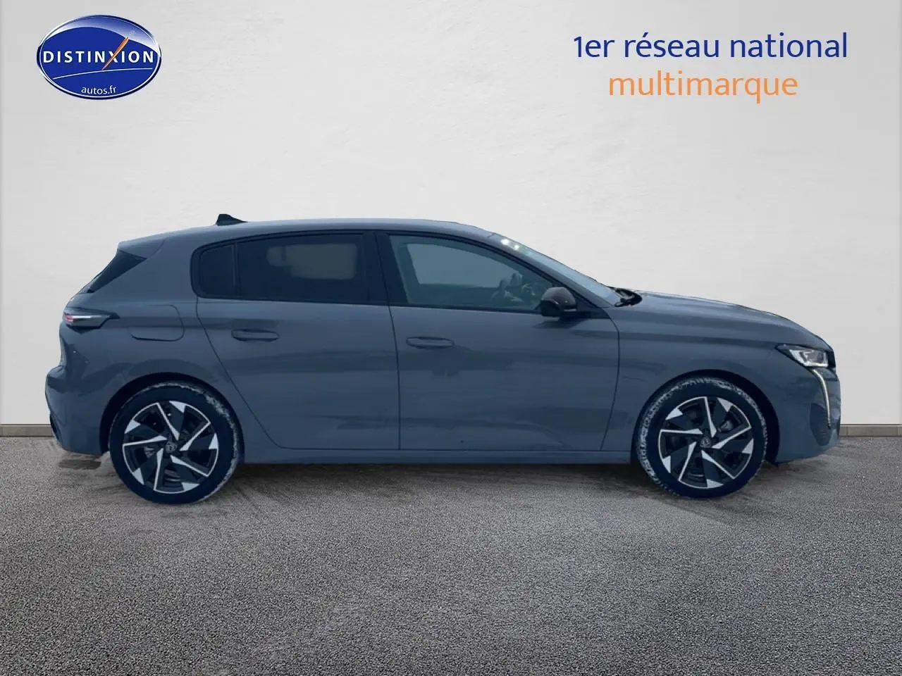 Profil côté gauche de la Peugeot 308 2025 gris sélénite avec jantes alliage et vitres arrière surteintées.