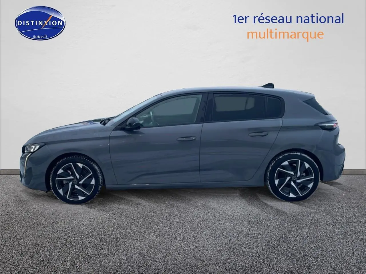Profil côté gauche d'une Peugeot 308 gris sélénite 2025 avec jantes alliage et vitres surteintées.