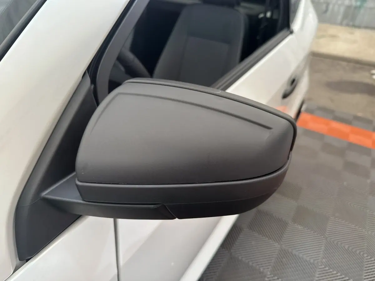 Gros plan sur le rétroviseur extérieur côté conducteur noir d'une Aixam Ambition E City Pack blanche 2026 électrique.