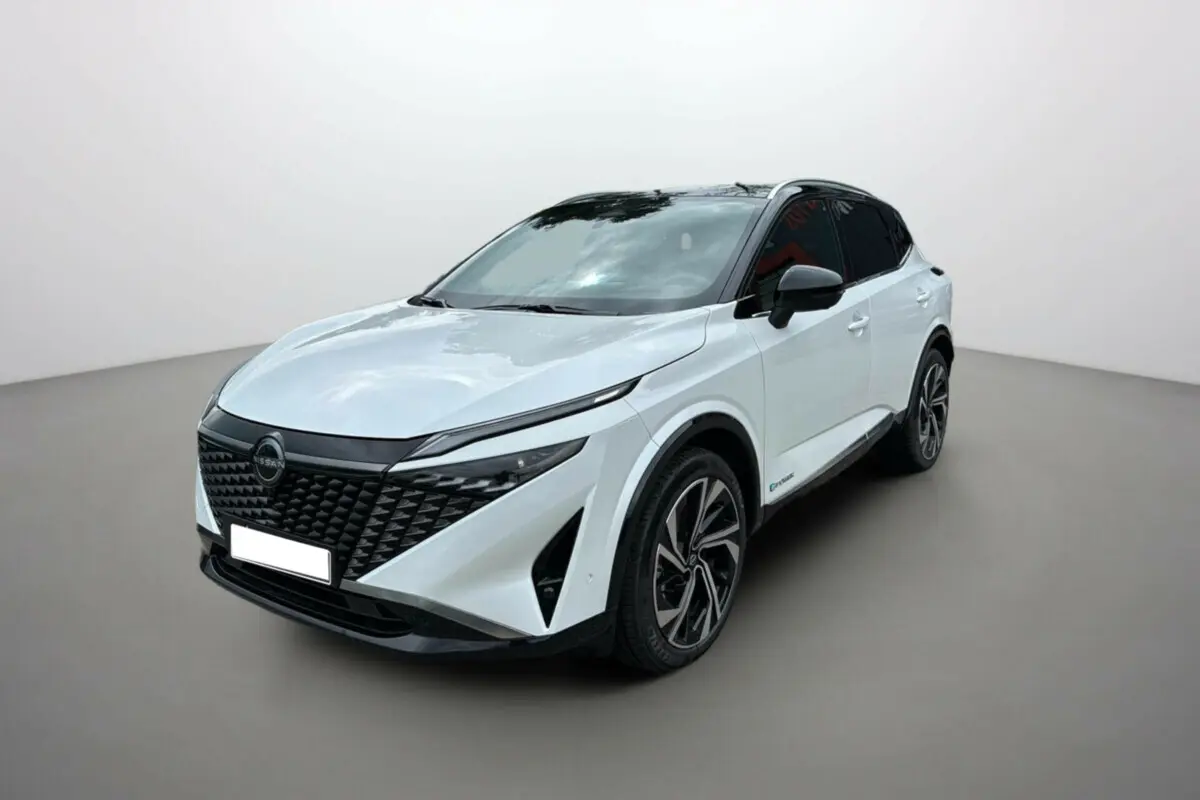 Nissan Qashqai E-Power 205 Tekna Plus blanc lunaire avec toit noir, vue 3/4 avant droit sur fond neutre.