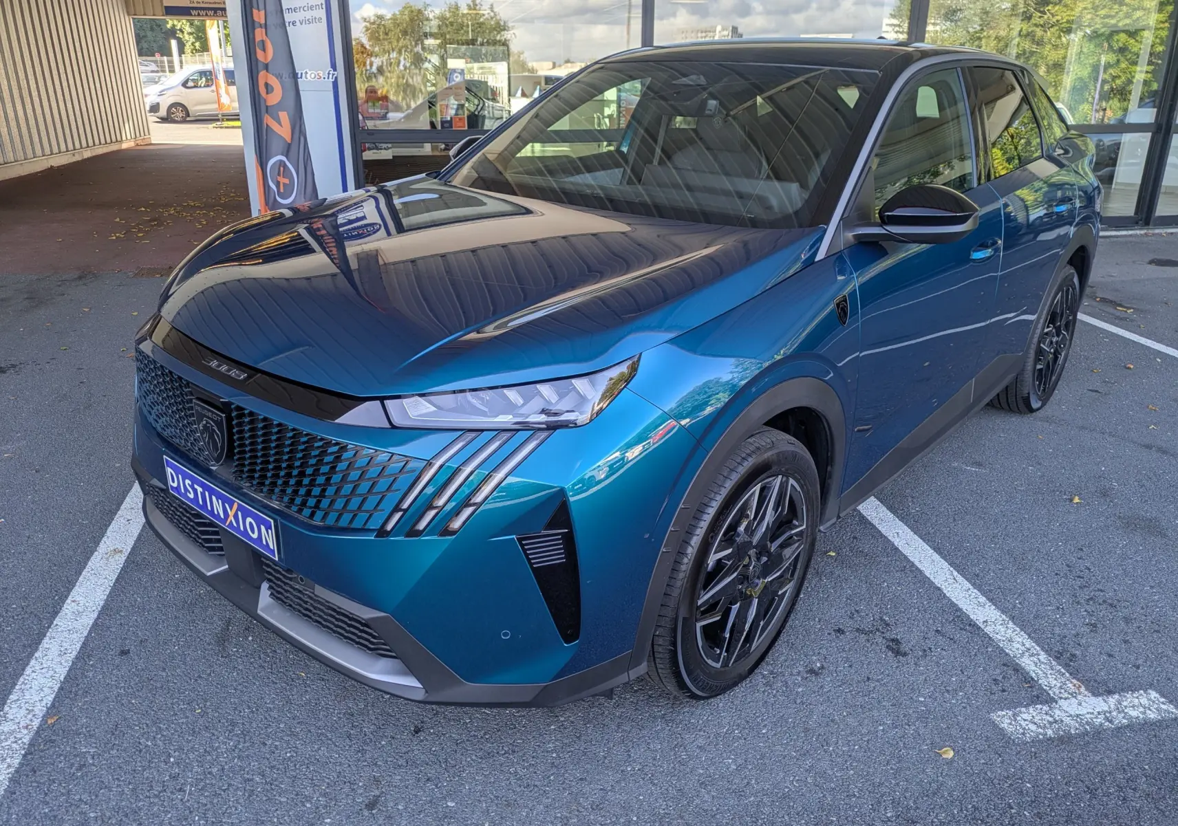 Peugeot 3008 Hybrid 145 GT bleu obsession avec toit noir, vue 3/4 avant mettant en valeur la calandre et les phares Full LED.