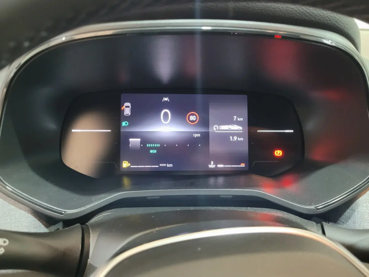 Vue rapprochée du combiné d'instruments numérique de la Renault Clio gris foncé, affichant la vitesse et indicateurs.