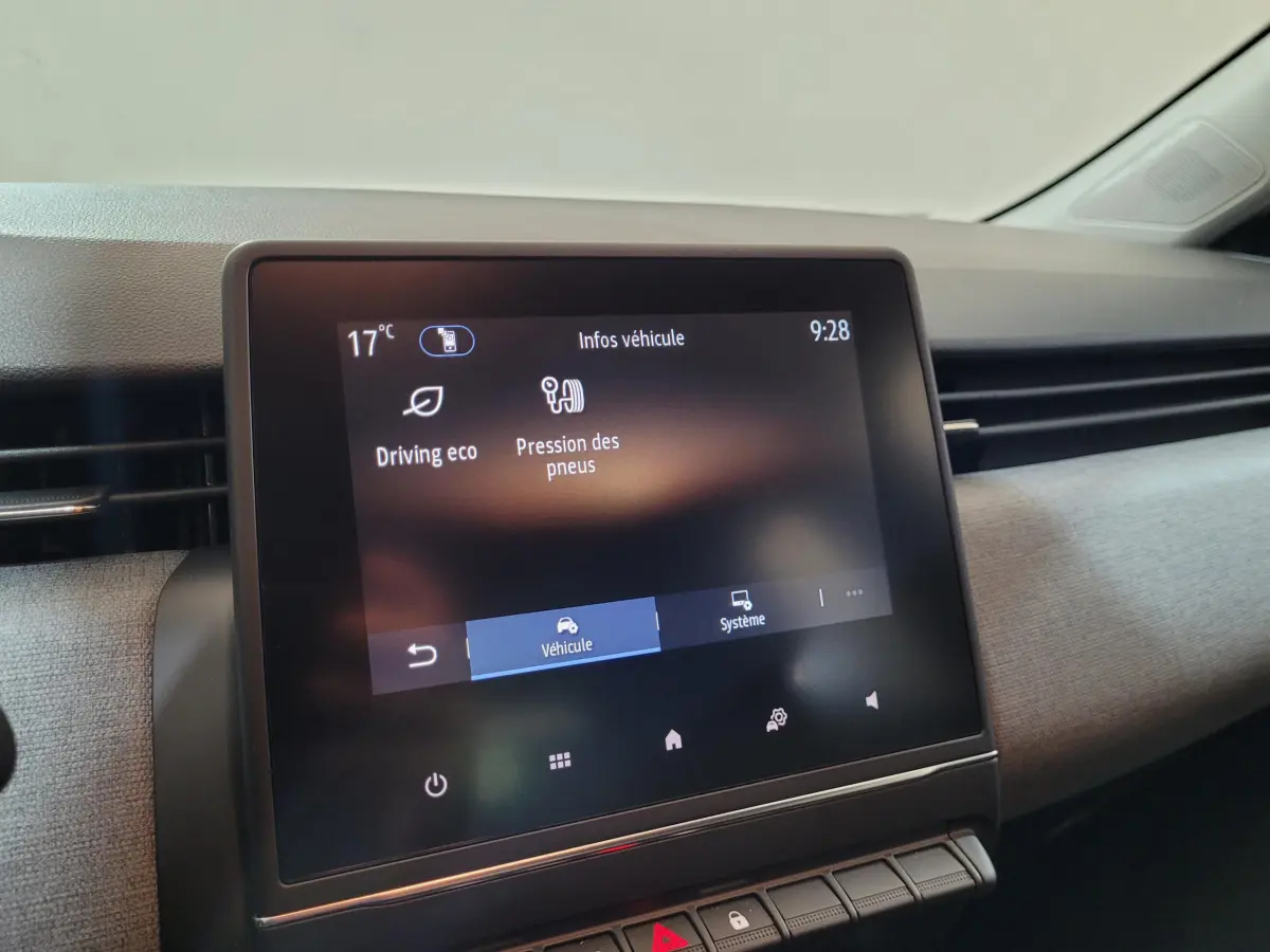 Écran tactile central de la Renault Clio gris foncé, affichant les infos véhicule sur la pression des pneus.