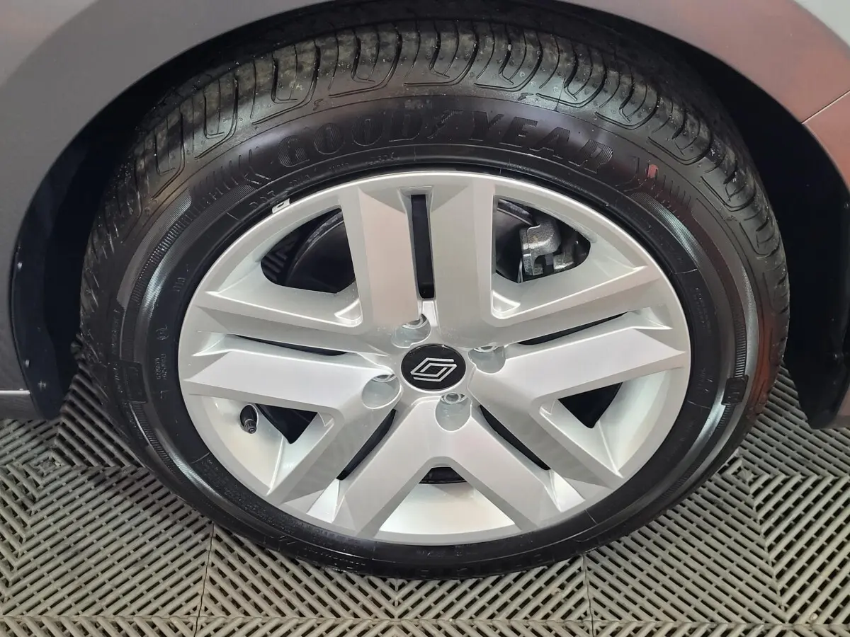 Gros plan sur la roue avant droite de la Renault Clio gris foncé, jante alliage moderne avec pneu Goodyear.