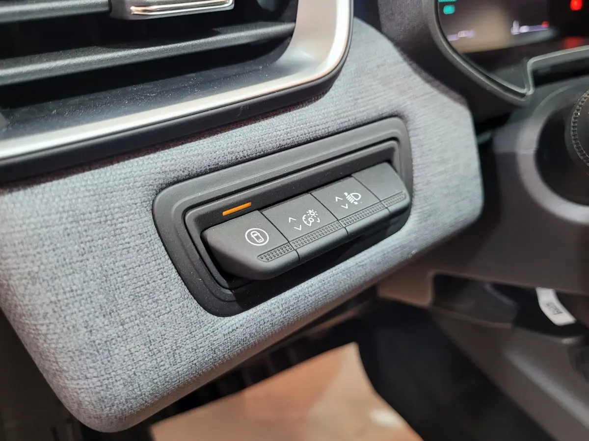 Détail du tableau de bord gris clair de la Renault Clio Evolution Blue dCi 100, avec commandes d’éclairage et réglages.