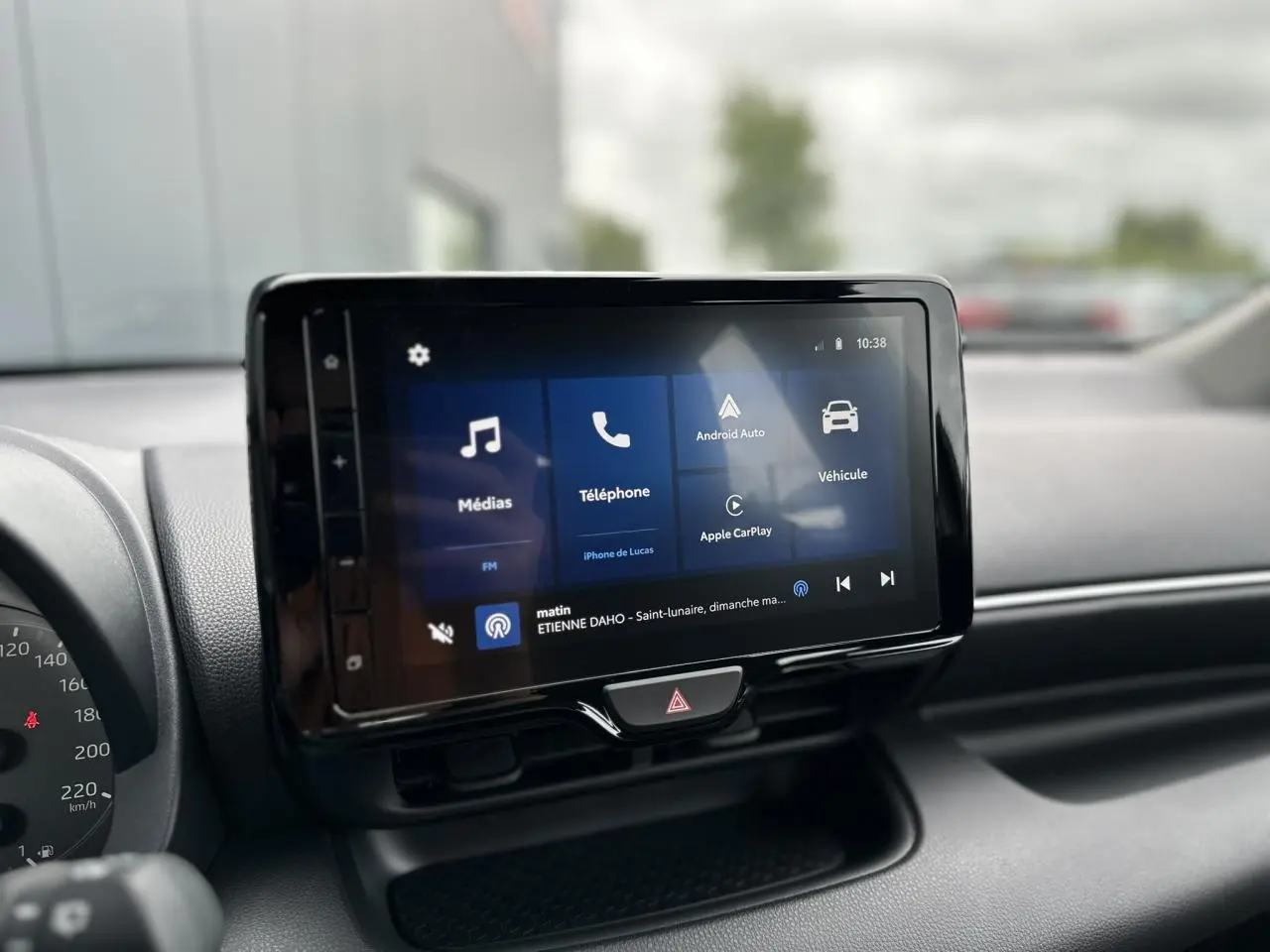 Écran tactile central de la Toyota Yaris Hybride 2025 affichant Apple CarPlay et Android Auto, intérieur noir.