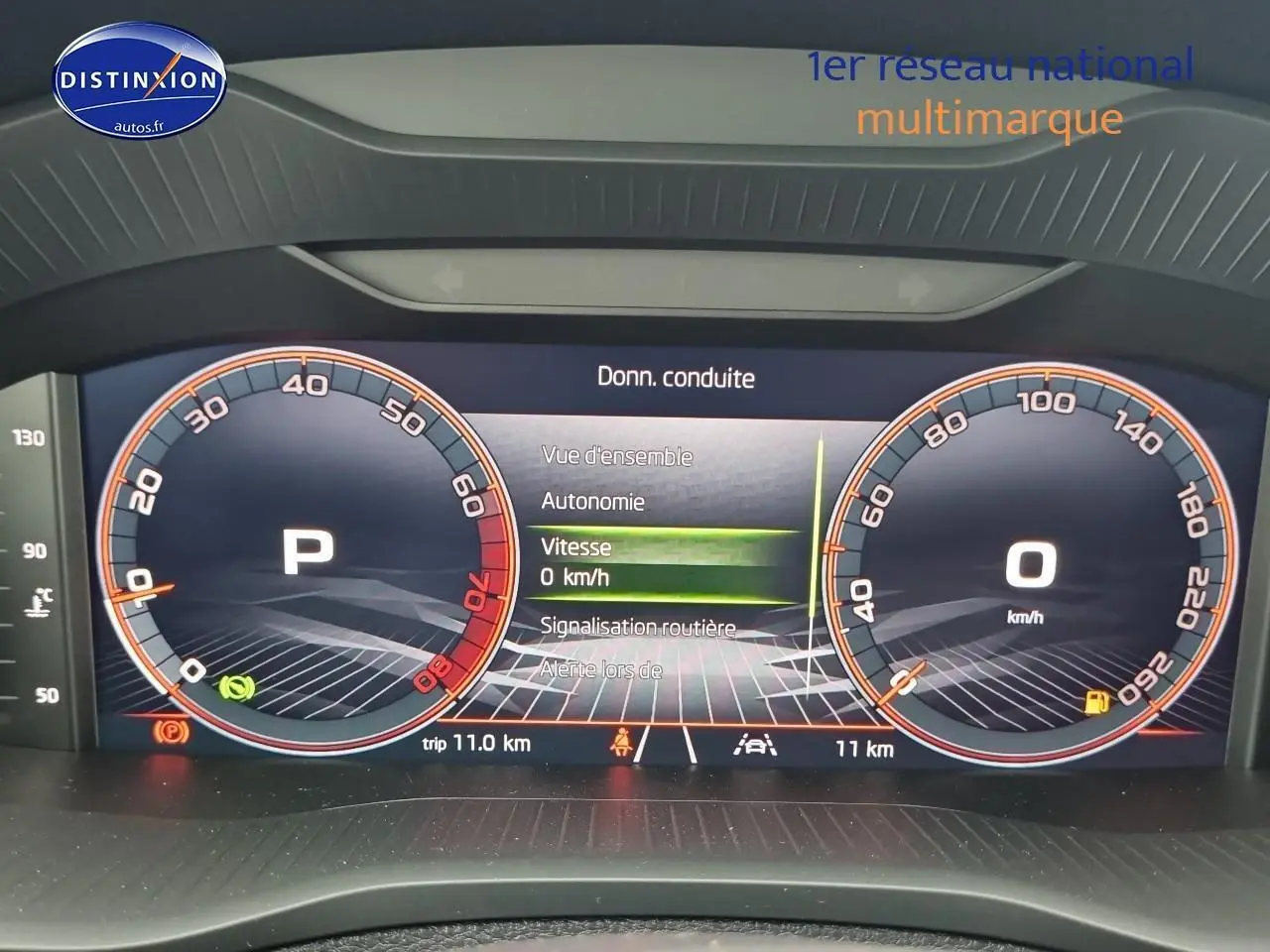 Tableau de bord numérique du Skoda Karoq 2025 affichant vitesse, autonomie et indicateurs au repos.