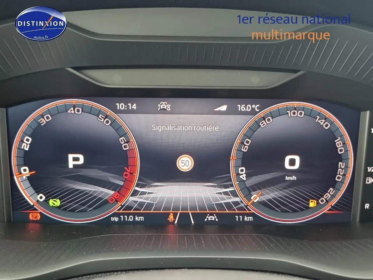 Tableau de bord numérique du Skoda Karoq noir 2025 affichant la vitesse, la température et la signalisation routière.