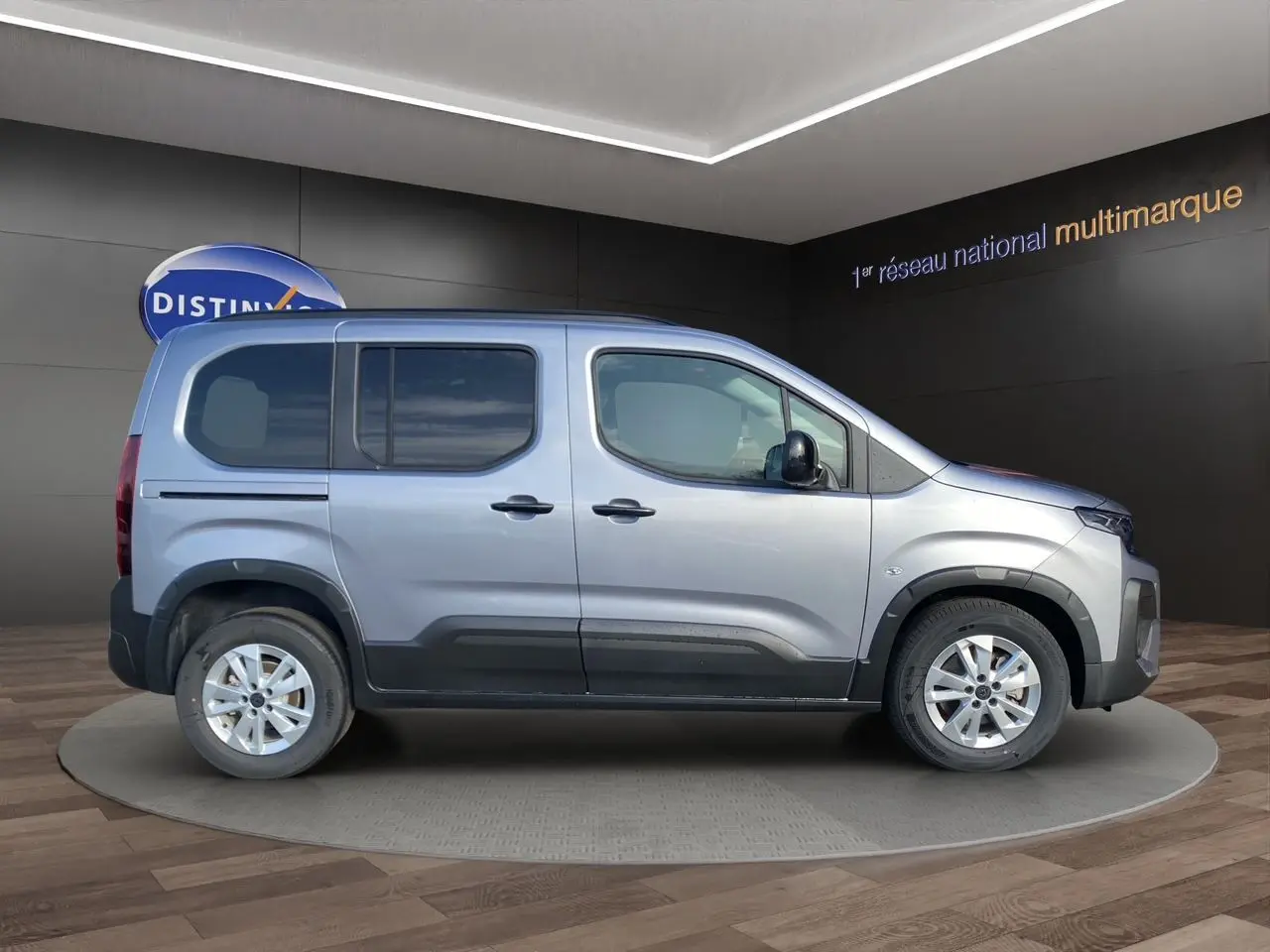 Vue de profil côté gauche du Peugeot Rifter gris acier avec portes coulissantes et jantes alliage 16 pouces.
