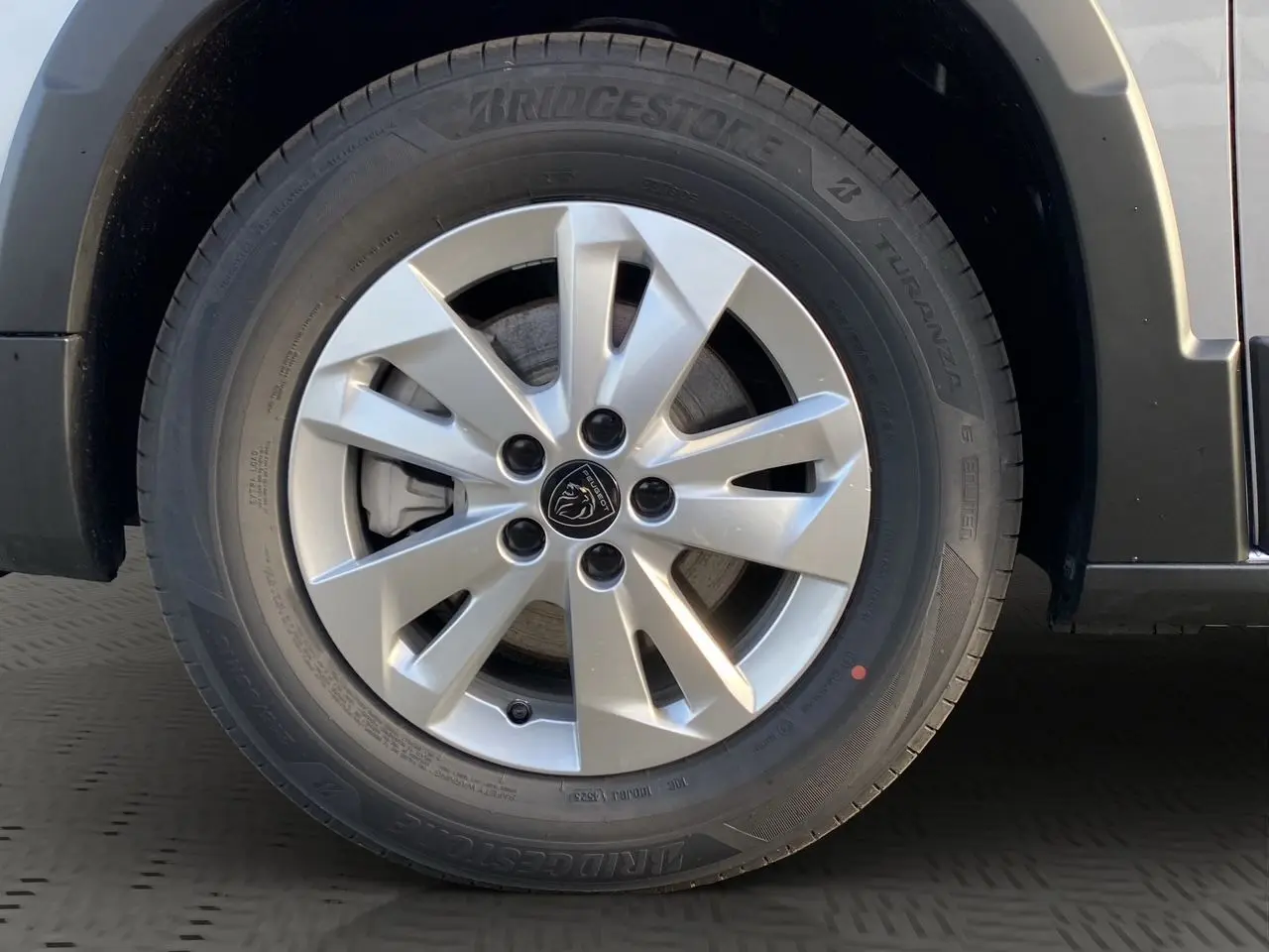 Gros plan sur la jante alliage 16'' Taranaki gris acier du Peugeot Rifter N1 M 1.5 BlueHDi 130 EAT8 Allure.