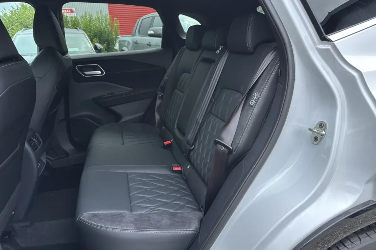 Vue intérieure côté droit sur la banquette arrière en cuir noir du Nissan Qashqai E-POWER 205 Tekna Plus blanc lunaire.