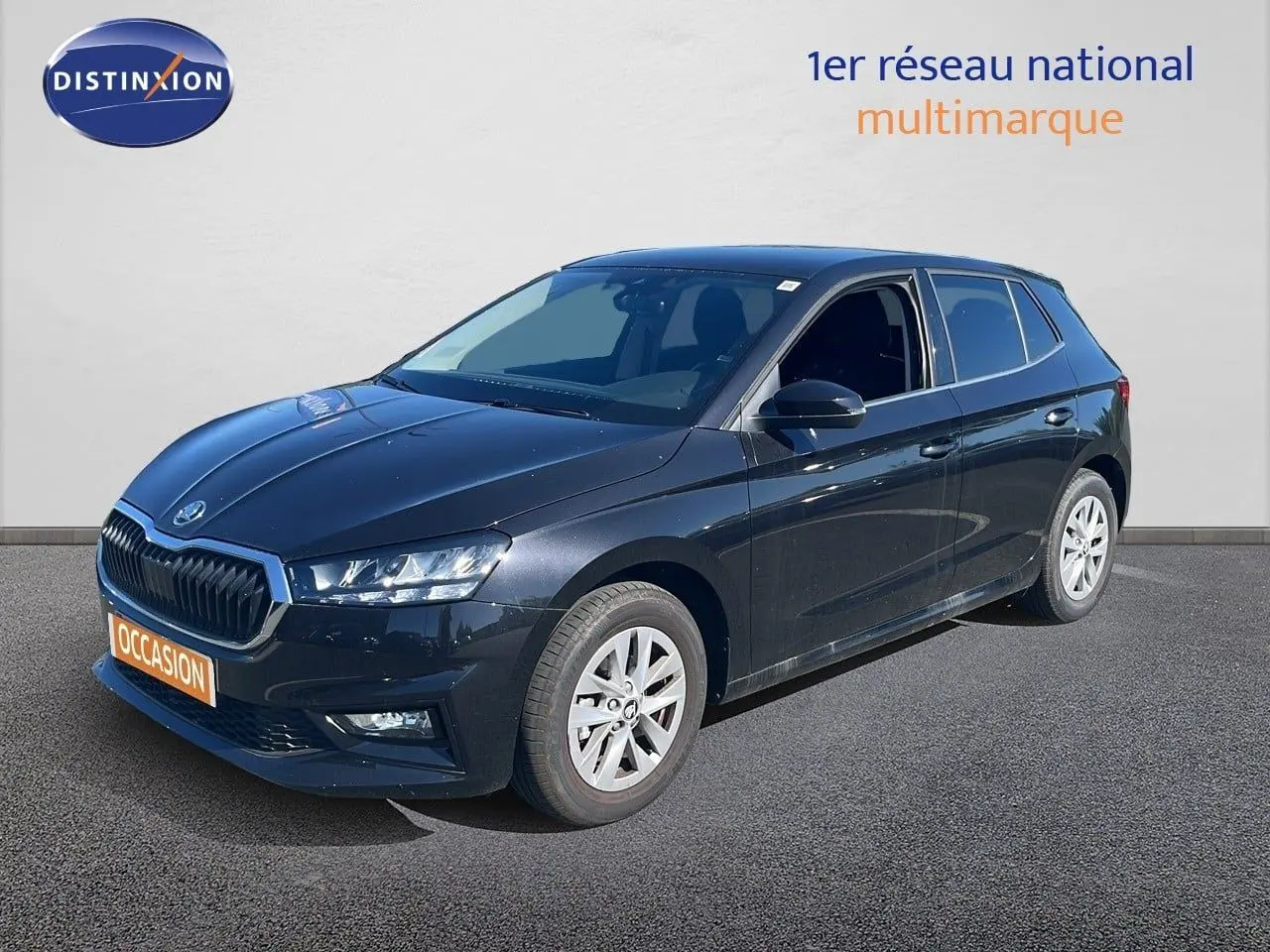 SKODA Fabia noir magique métal vue 3/4 avant droit, avec jantes alliage et calandre chromée distinctive.