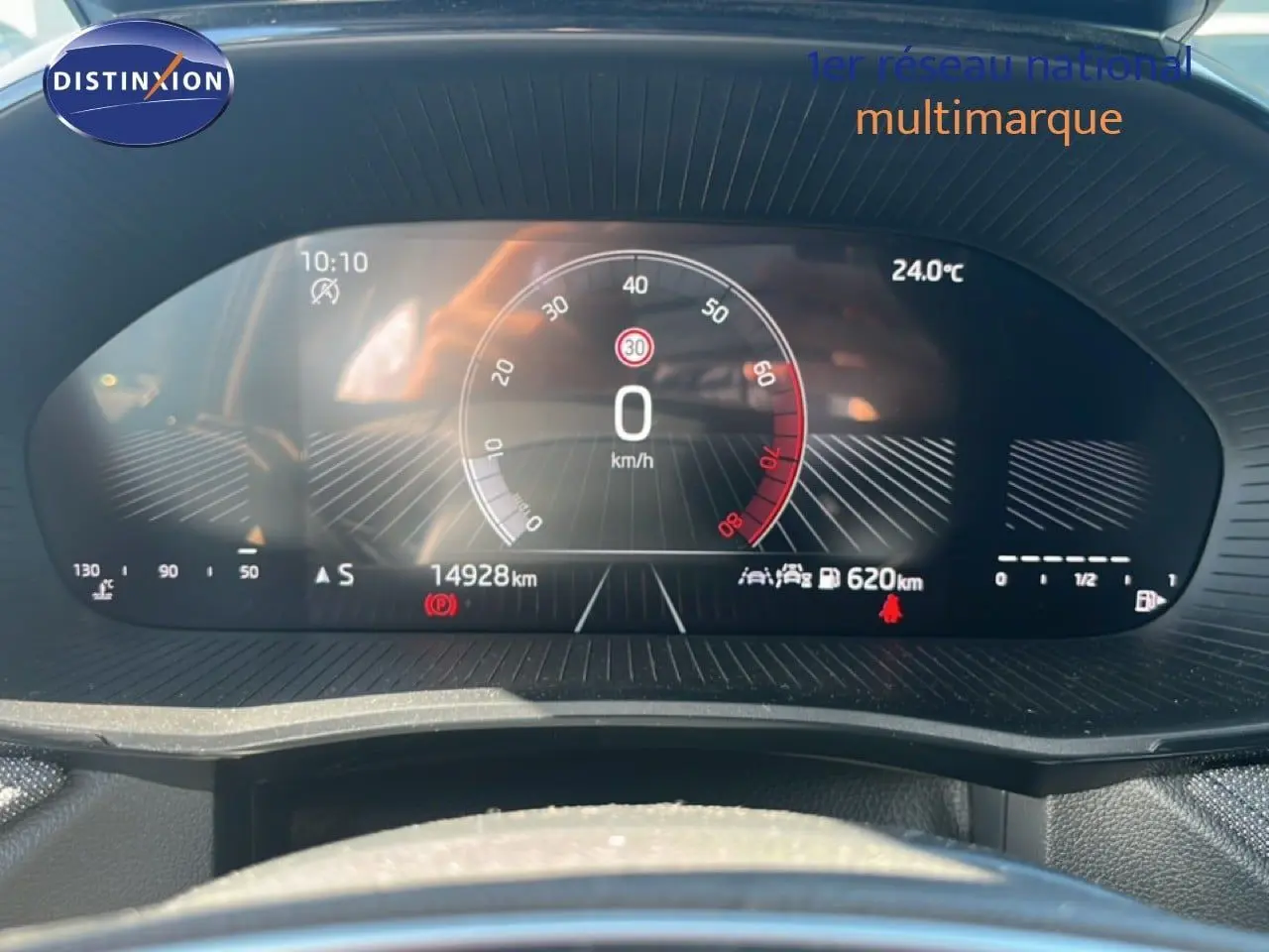 Tableau de bord numérique de la Skoda Fabia 2025 affichant la vitesse à 0 km/h et la température à 24°C.