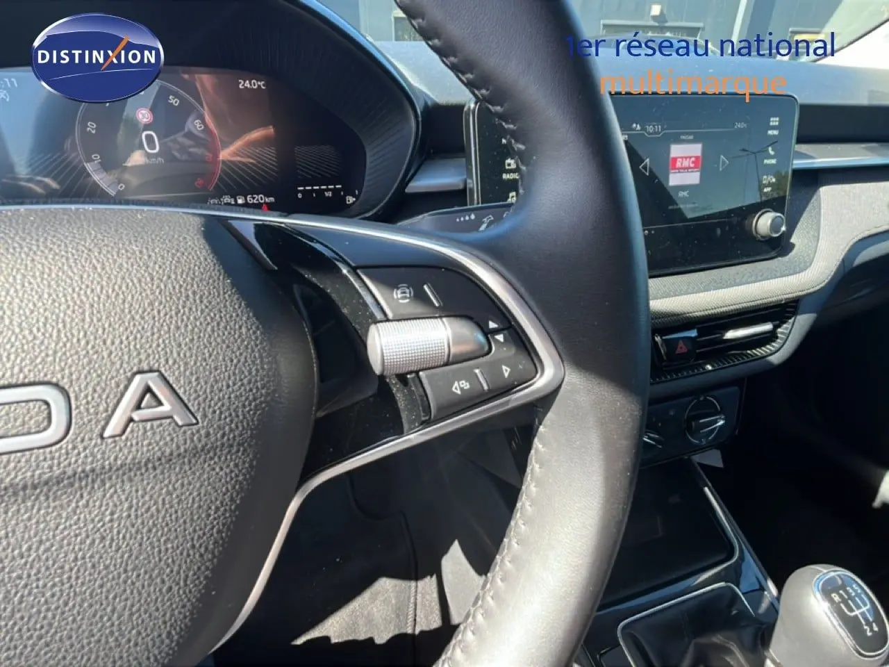 Vue rapprochée de l'intérieur côté conducteur du Skoda Fabia 2025, volant cuir noir et tableau de bord digital.