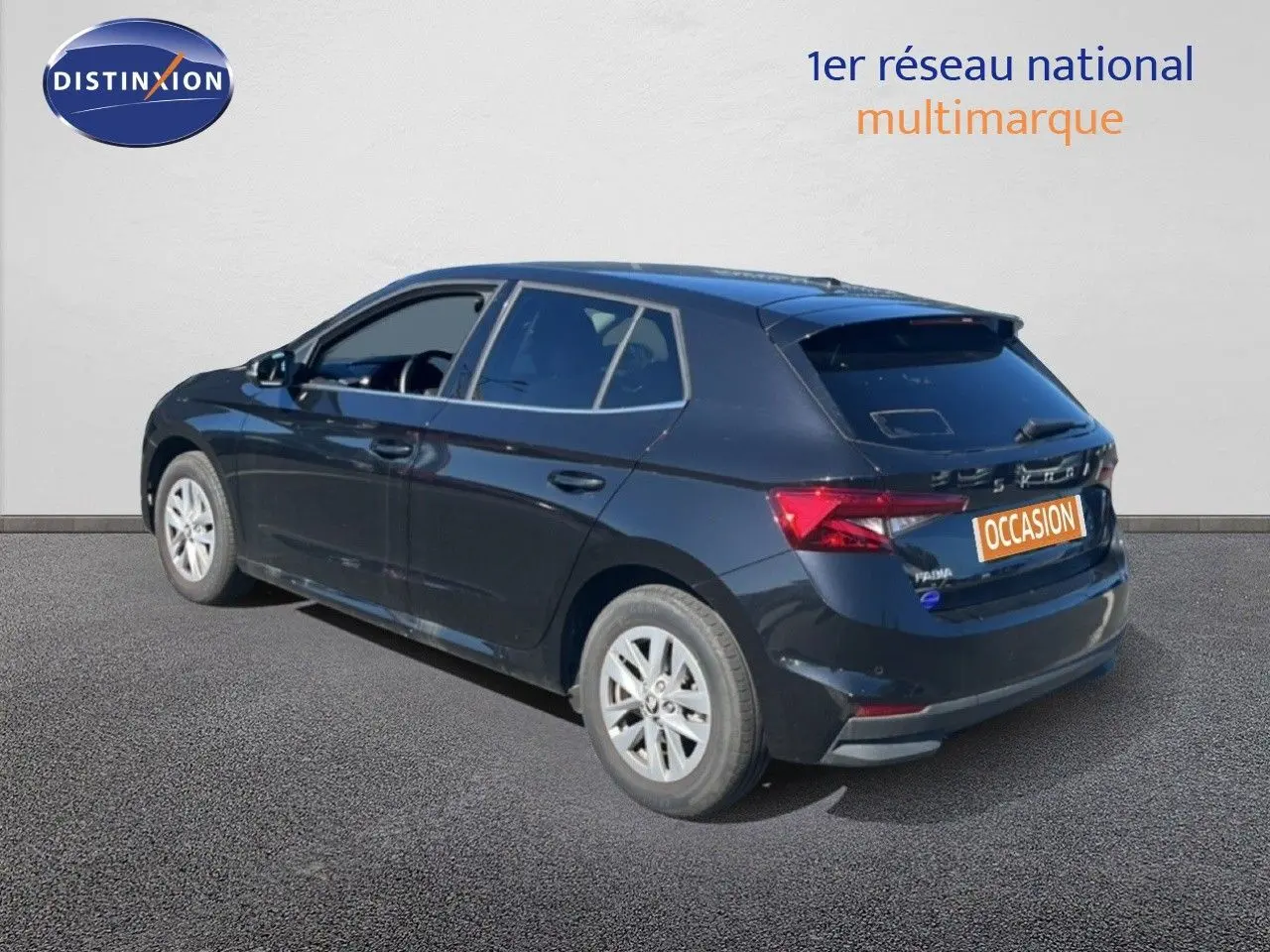 Vue 3/4 arrière droite d'une Skoda Fabia noire métal 2025 avec jantes alliage et feux arrière LED distinctifs.