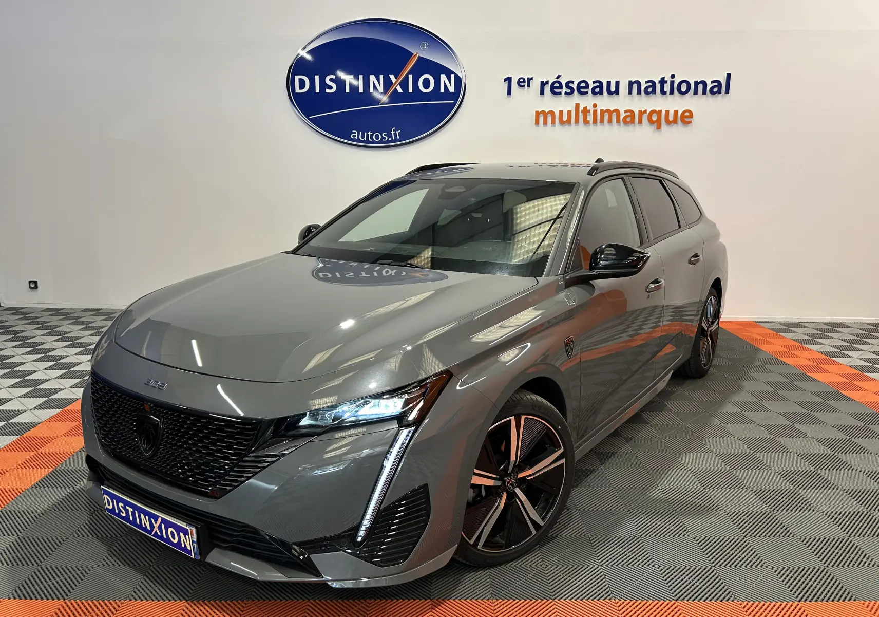 Peugeot 308 SW III GT BlueHDi 130 gris Sellenium vue 3/4 avant droit avec feux LED et jantes alliage noires.