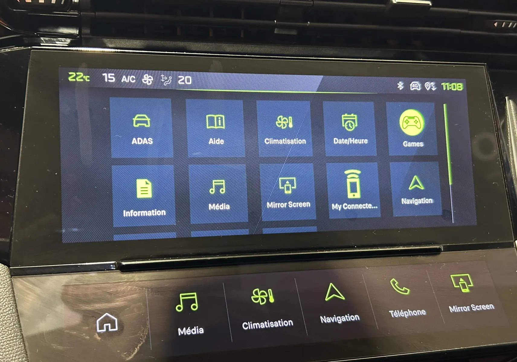 Écran tactile central de la Peugeot 308 SW gris Sellenium, affichant les menus multimédia et climatisation.