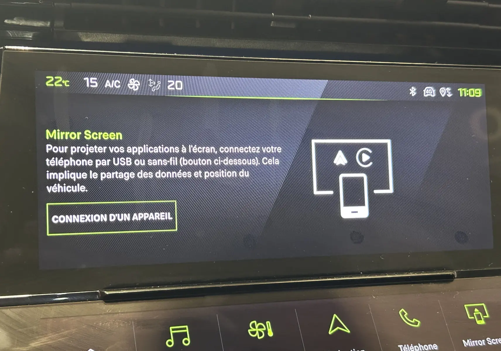 Écran tactile central de la Peugeot 308 SW 2024 affichant l'interface Mirror Screen avec options connectivité et climatisation.