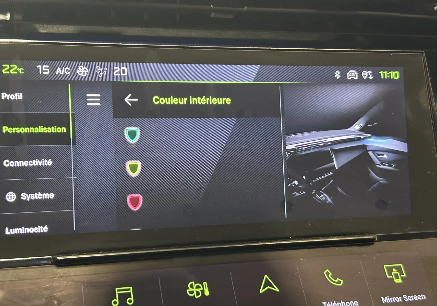 Écran tactile du tableau de bord de la Peugeot 308 SW 2024 affichant les options de personnalisation de la couleur intérieure.