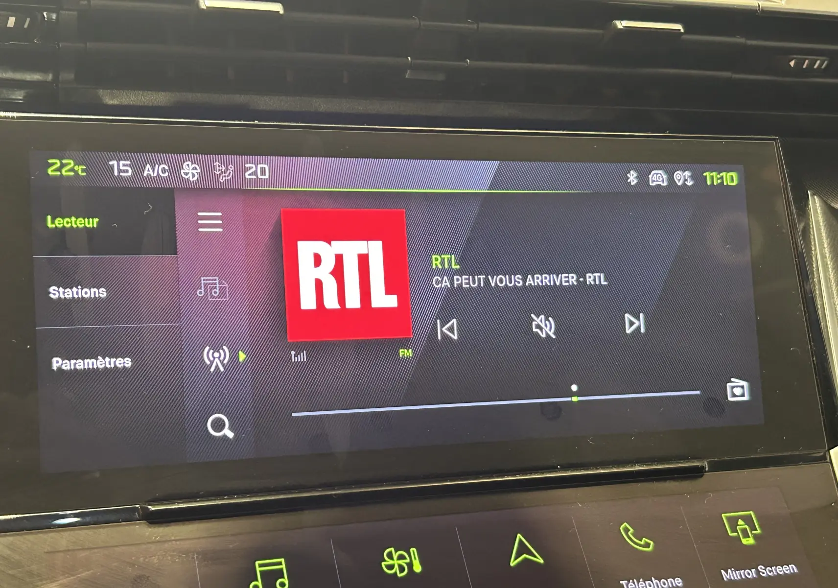 Écran tactile central de la Peugeot 308 SW III GT Diesel 2024 affichant la radio RTL et les commandes climatisation.