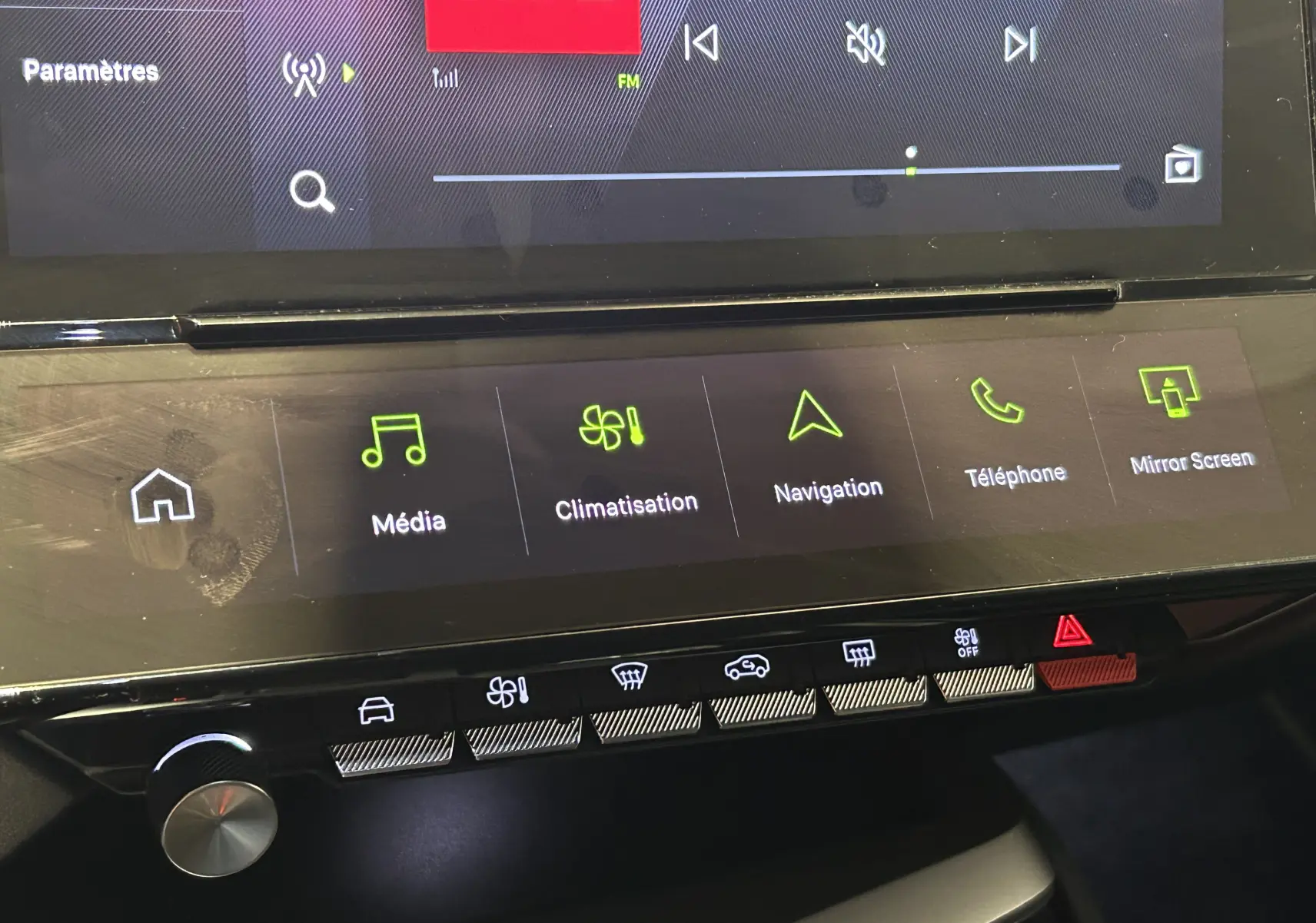 Détail de la console centrale tactile du Peugeot 308 SW 2024 gris Sellenium, avec menu multimédia et climatisation visible.