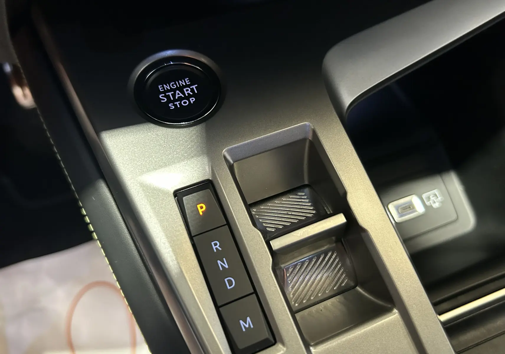 Gros plan sur la console centrale de la Peugeot 308 SW III GT avec bouton start/stop et commandes de boîte auto gris métallisé.