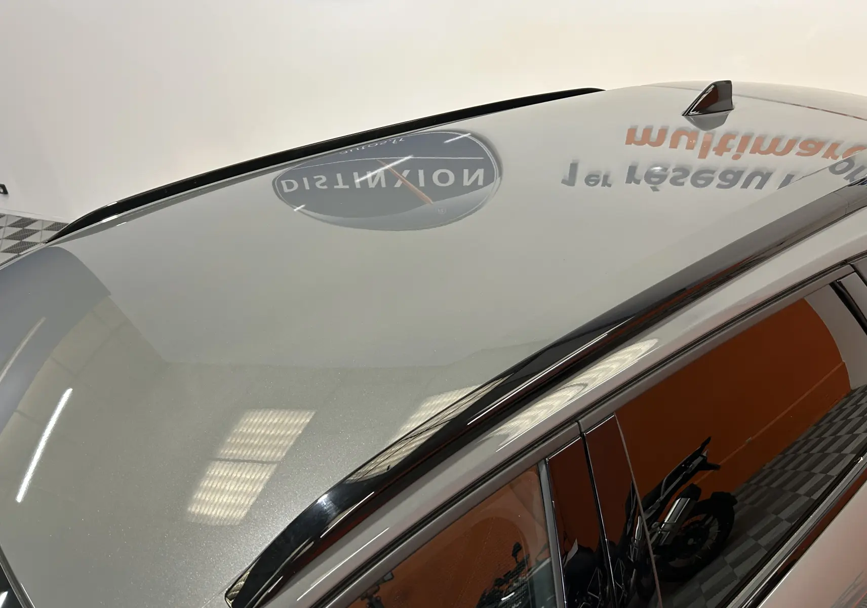 Toit panoramique et antenne requin sur Peugeot 308 SW III GT BlueHDi 130 gris Sellenium vue en plongée côté gauche