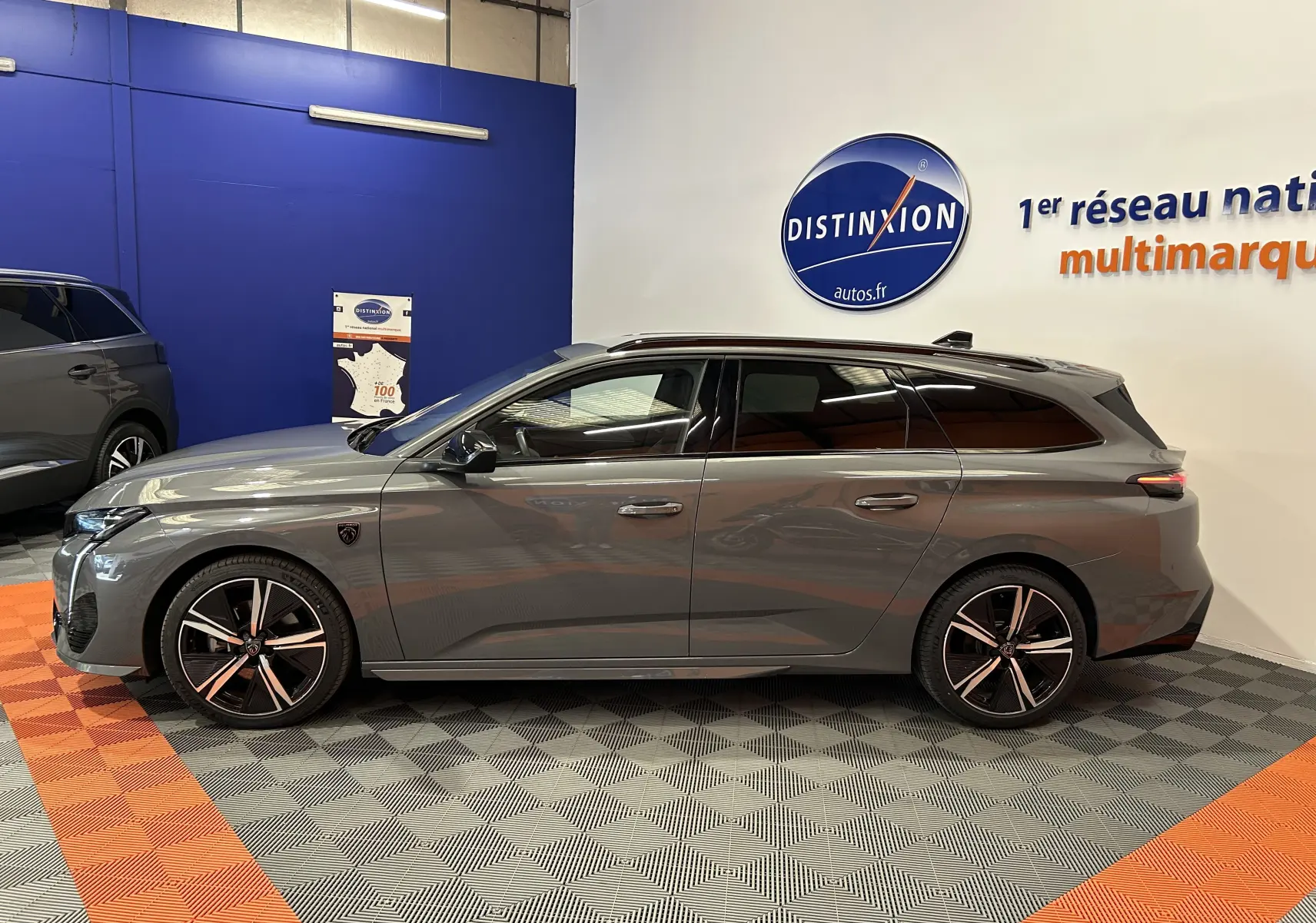 Peugeot 308 SW III GT gris Sellenium vue de profil côté gauche, avec jantes noires et toit panoramique.