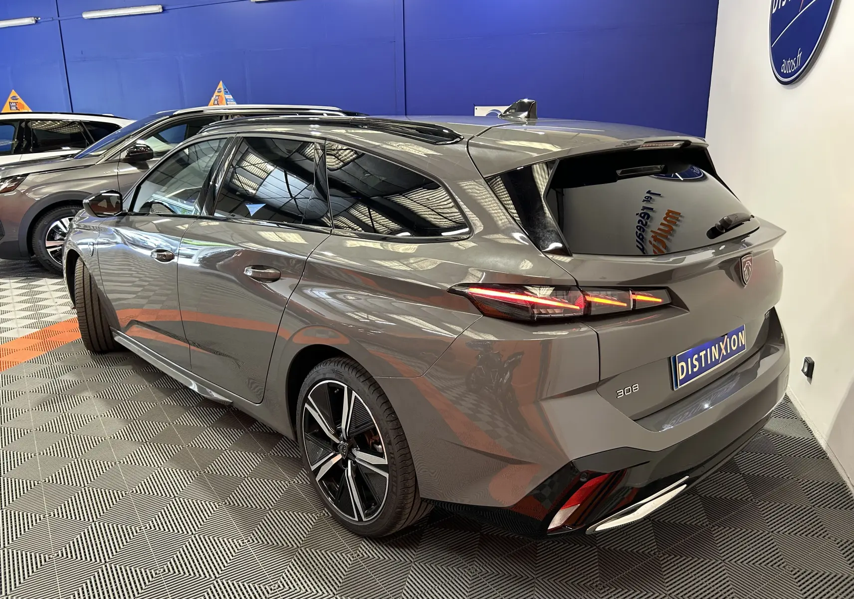 Peugeot 308 SW gris Sellenium vue 3/4 arrière droit, avec feux LED et jantes alliage noires.