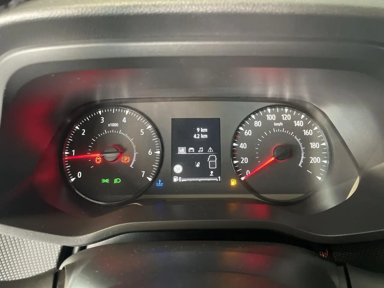 Vue rapprochée du tableau de bord du Renault Trafic Fourgon 2025, affichant compte-tours, vitesse et écran central.