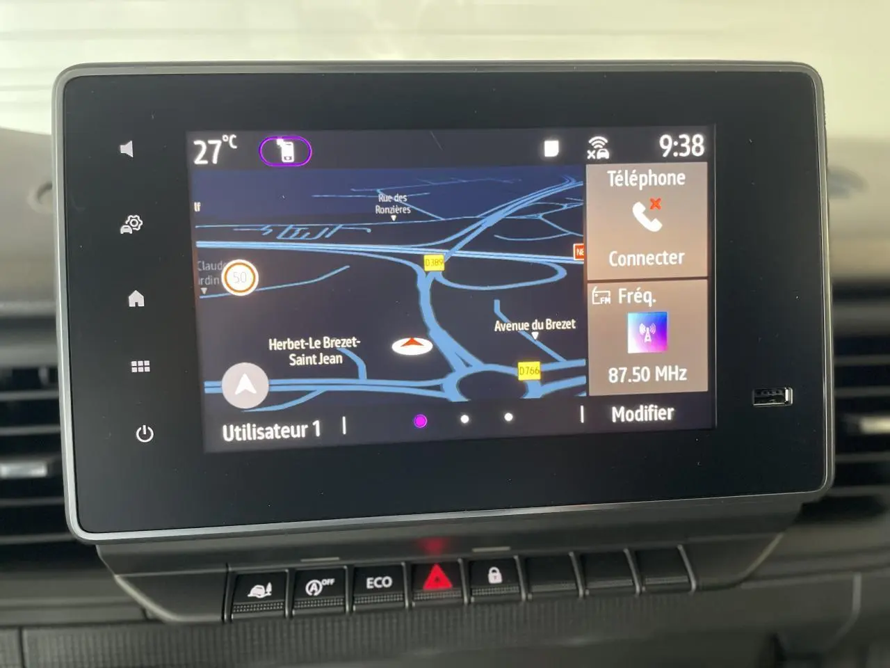 Écran tactile Easy Link 8 pouces du Renault Trafic Fourgon affichant la navigation et les options connectées.