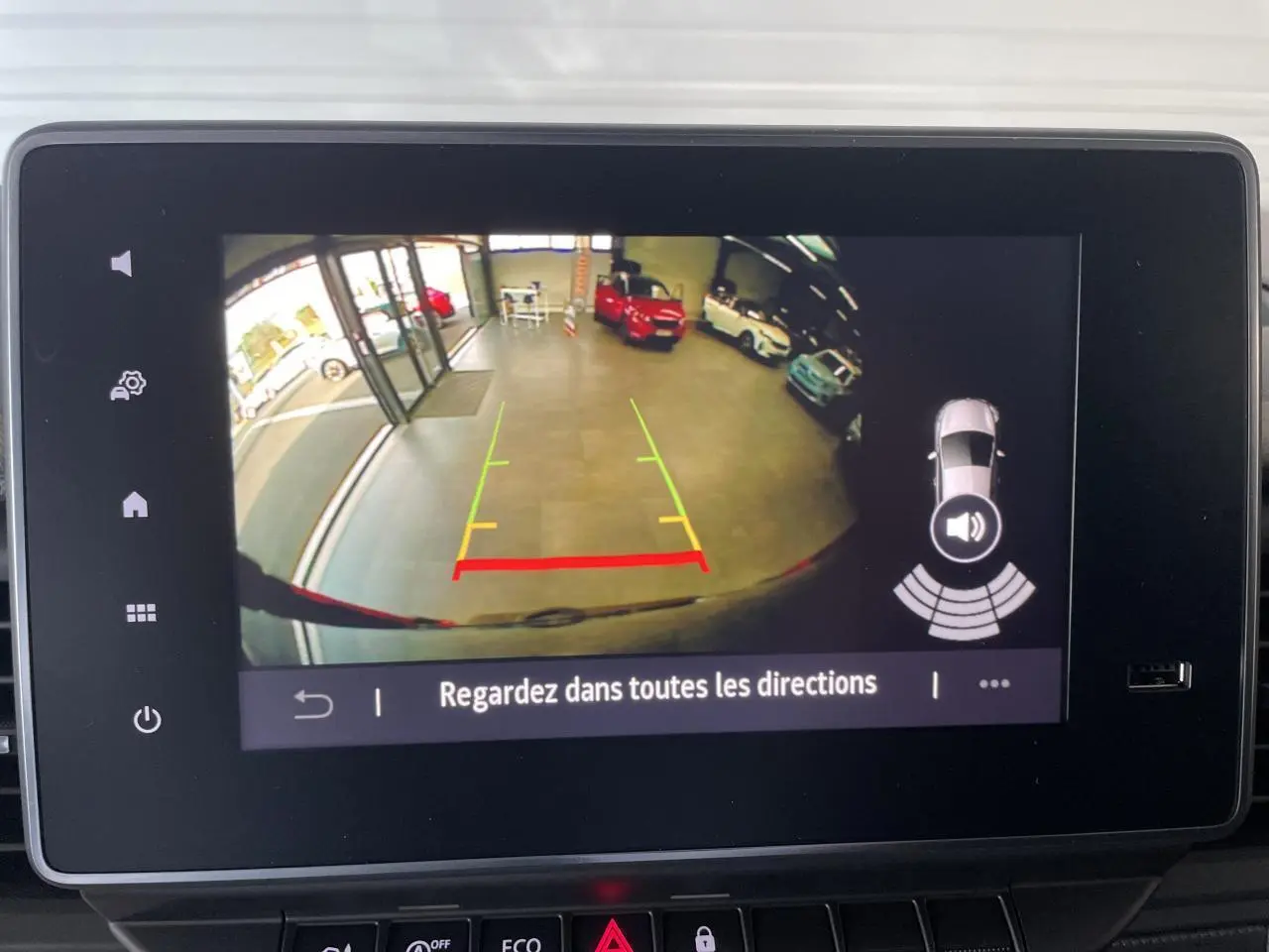 Écran multimédia du Renault Trafic L2H1 montrant la caméra de recul avec guidage et alertes de proximité.