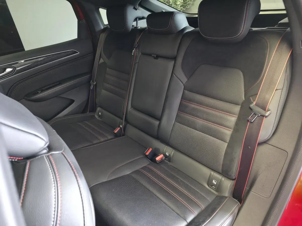 Vue intérieure sur la banquette arrière noire avec surpiqûres rouges du Renault Arkana R.S. Line 2023 rouge Flamme.