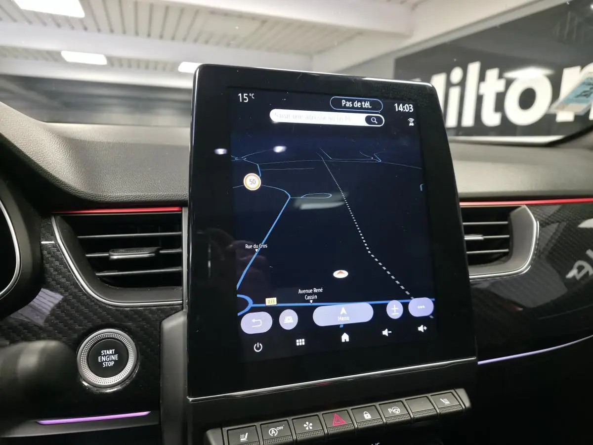 Écran tactile vertical du système multimédia Easy Link dans l'habitacle du Renault Arkana R.S. Line 2023.