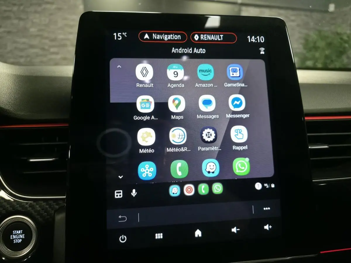 Écran tactile central du Renault Arkana 2023 affichant Android Auto avec ambiance intérieure noire et bandeau rouge.