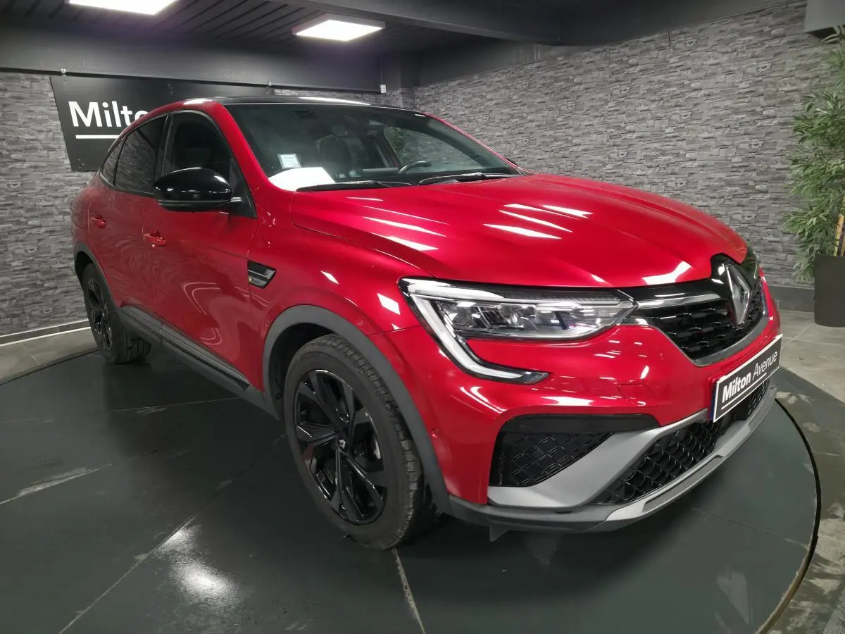 Renault Arkana rouge flamme en 3/4 avant droit, avec jantes noires et calandre noir brillant R.S. Line.