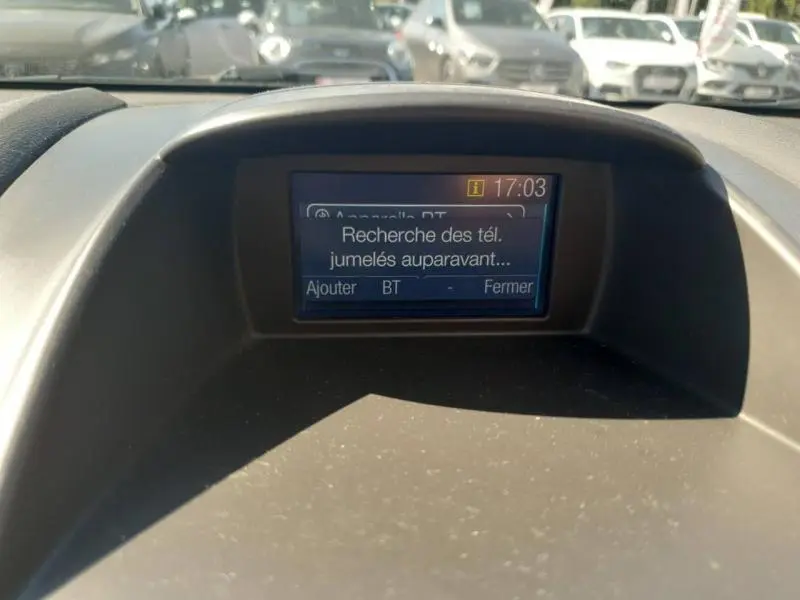 Écran multifonction affichant la recherche Bluetooth dans l'habitacle d'une Ford Fiesta noire, vue de face rapprochée.