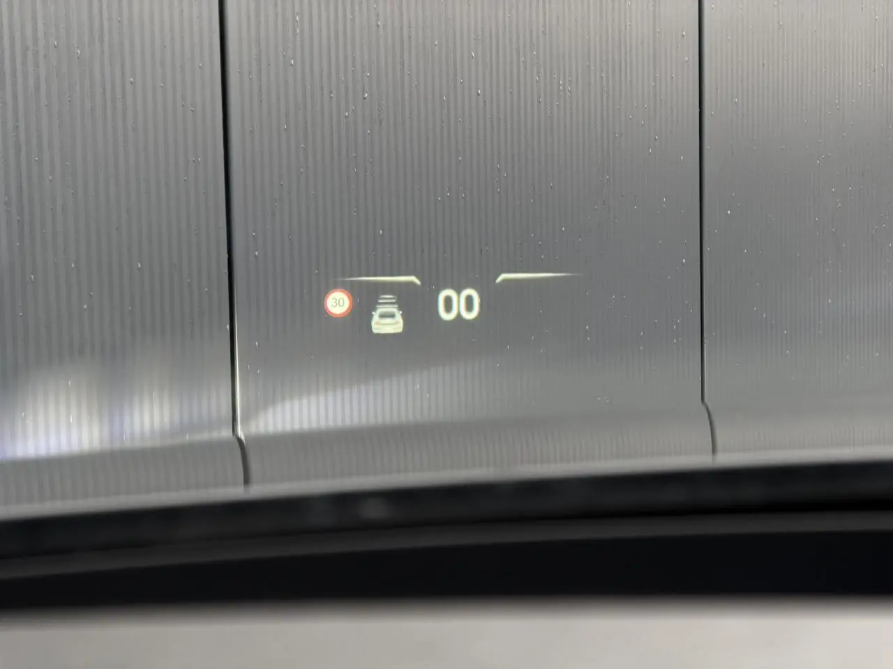 Affichage tête haute du DS4 2025 en gris Platinium, montrant la limite de vitesse et l'alerte de distance frontale.