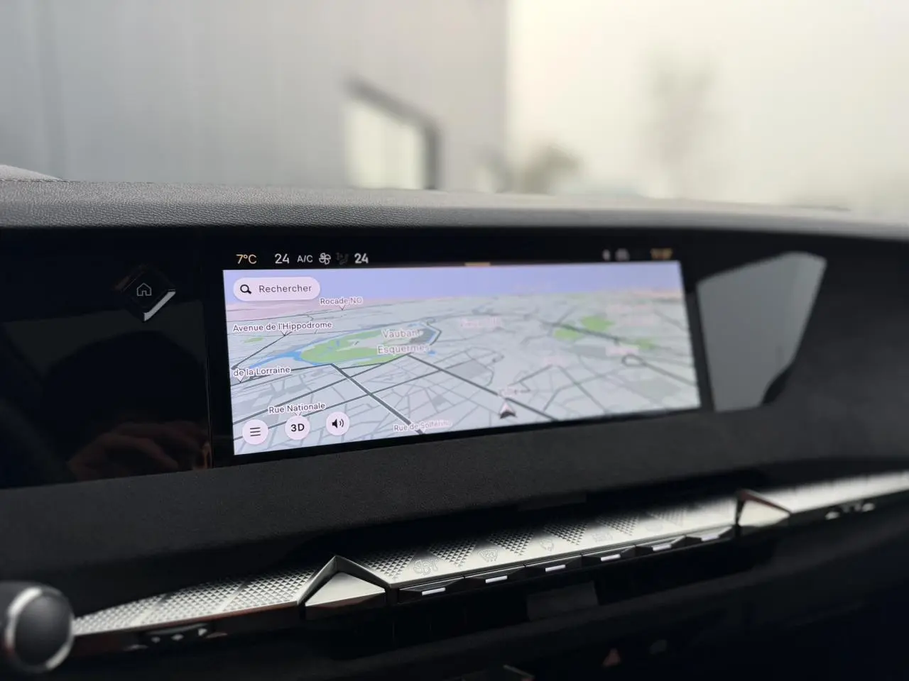 Vue rapprochée de l’écran tactile 10'' HD du tableau de bord du DS4 2025 avec navigation affichée.