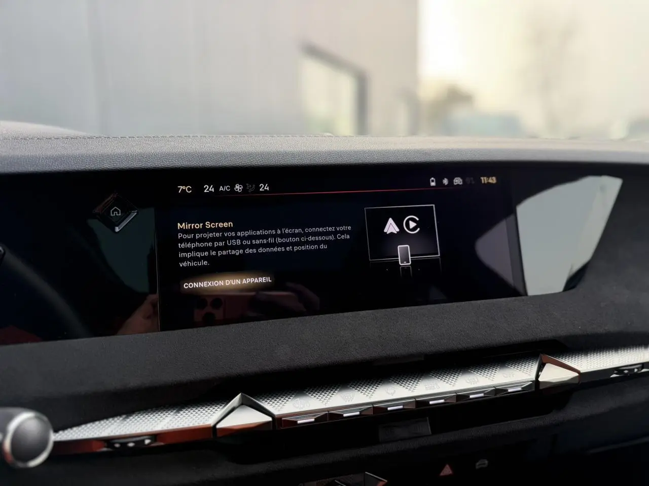 Vue rapprochée de l’écran tactile et de la console centrale en Alcantara noir dans l’habitacle du DS4 2025.