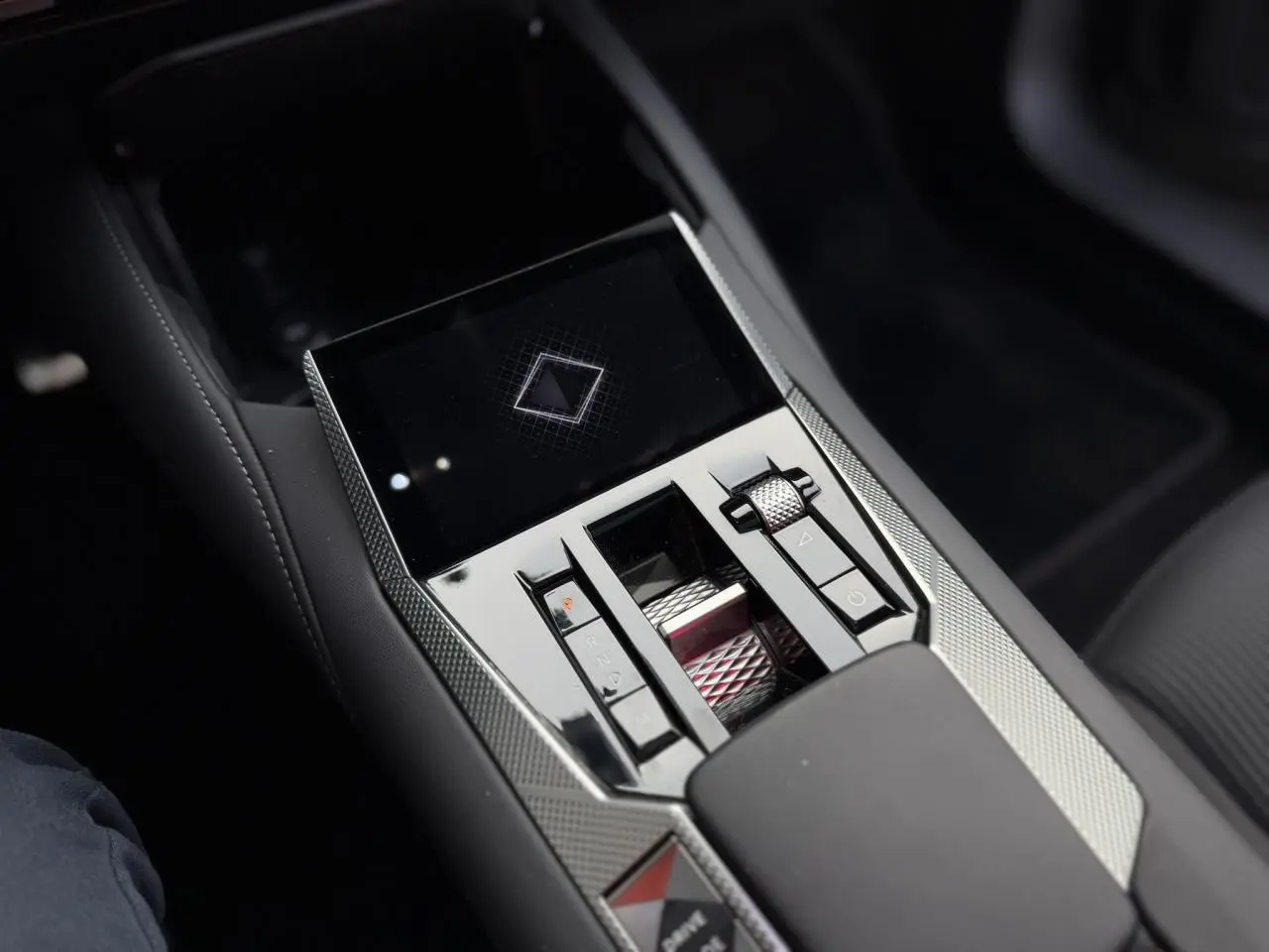 Gros plan sur la console centrale du DS4 2025 avec commandes tactiles et finition chromée moderne.