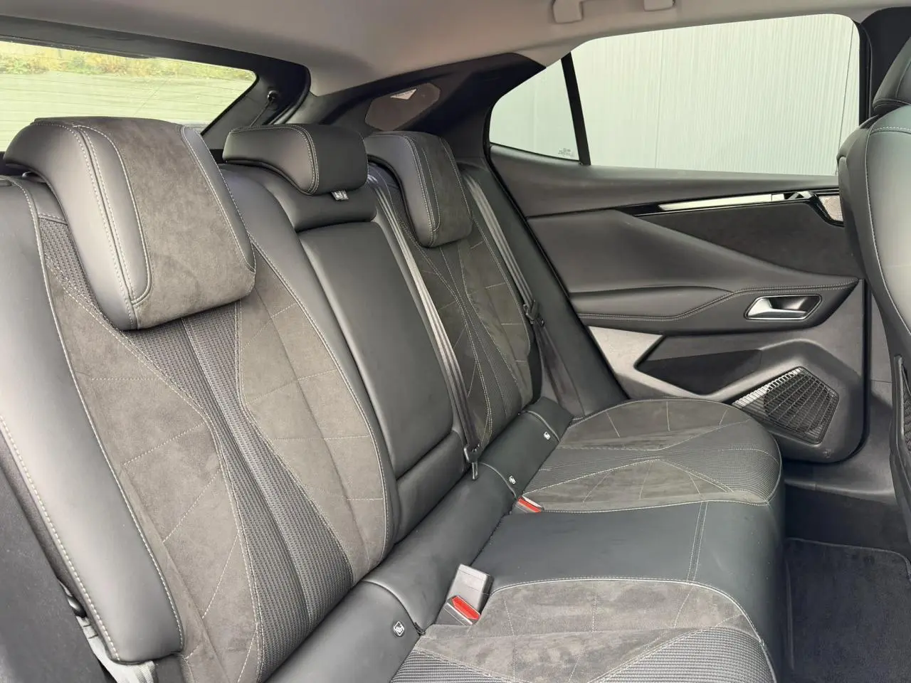 Vue intérieure côté droit des sièges arrière en tissu tressé et Alcantara noir de la DS4 2025.