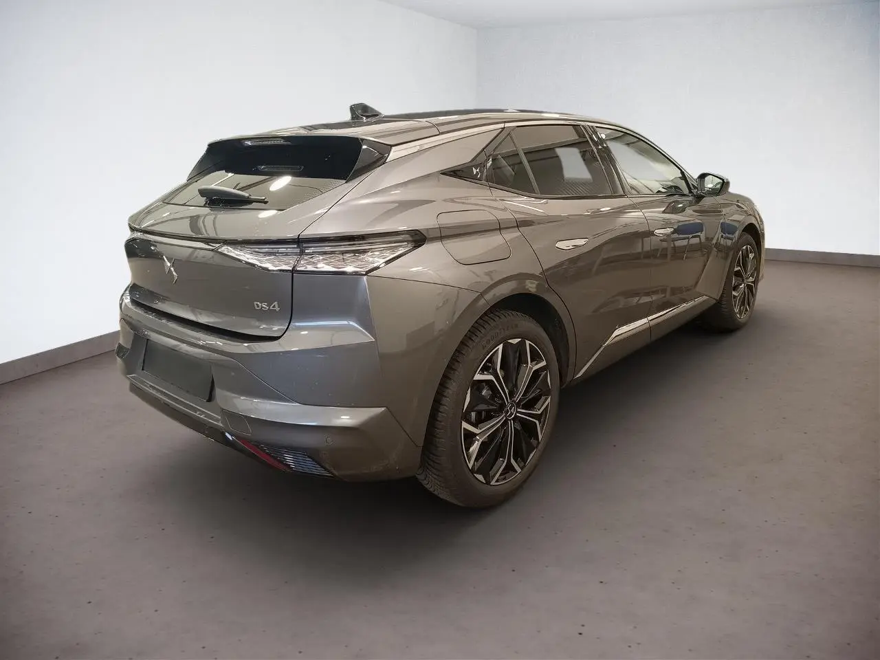 DS4 gris Platinium vue 3/4 arrière droit, jantes alliage noires et toit ouvrant électrique visible
