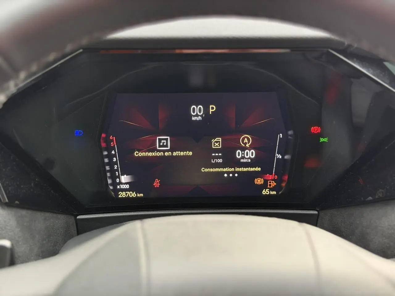 Vue rapprochée du combiné numérique du DS4 2025 affichant la consommation instantanée et l'odomètre à 28 706 km.