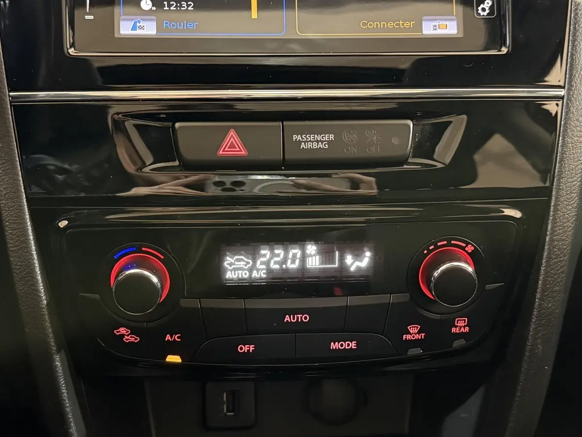 Gros plan sur la console centrale noire du Suzuki Vitara 2022, affichant la climatisation automatique à 22°C.