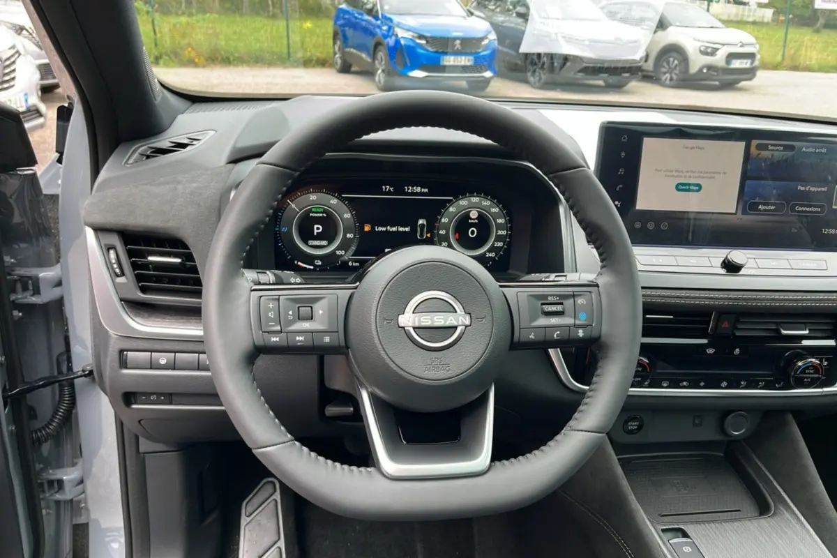 Vue centrée sur le volant cuir noir et le tableau de bord numérique du Nissan Qashqai E-POWER 205 Tekna Plus.