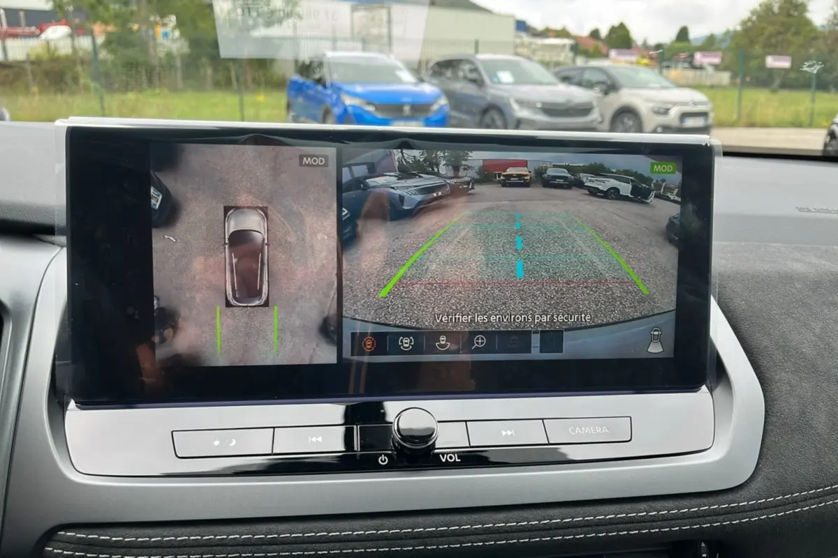 Écran multimédia du Nissan Qashqai E-POWER 205 Tekna Plus montrant la caméra 360° et vue arrière en stationnement.